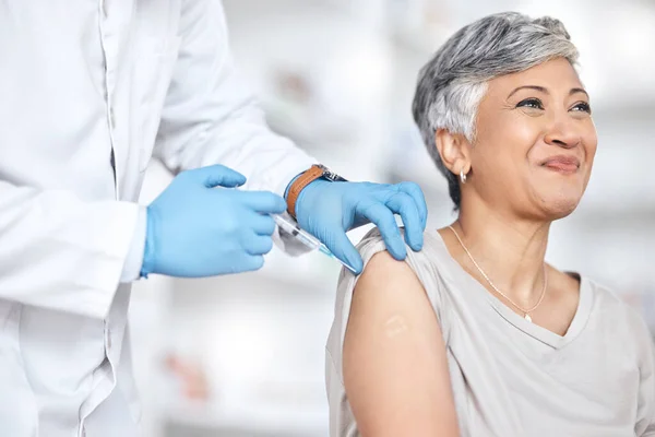 Cuidados Saúde Vacina Médico Com Mulher Madura Consulta Hospital Clínica — Fotografia de Stock