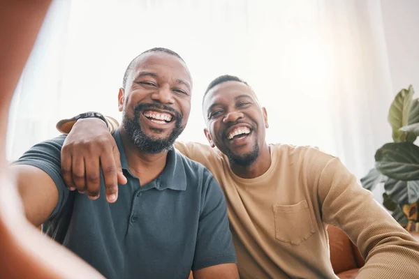 Hombre Negro Feliz Amigos Selfie Fotografía Vinculación Amistad Juntos Sofá —  Fotos de Stock
