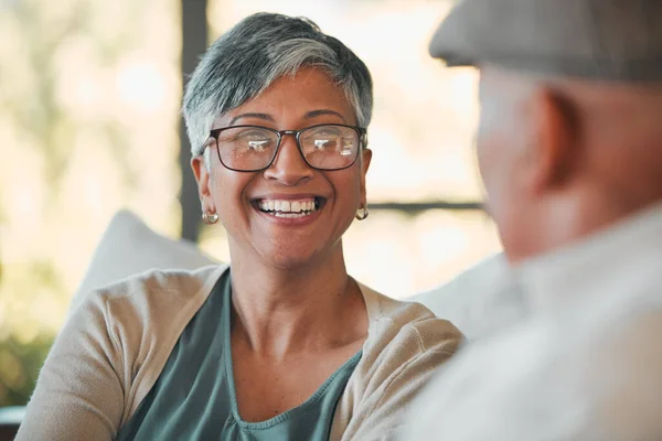Rozmowa Uśmiech Para Seniorów Kanapie Relaksu Komunikacji Lub Nawiązywania Więzi — Zdjęcie stockowe