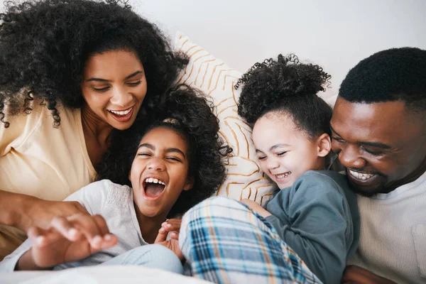 子供たちは くしゃみ コミックジョークでベッドで 家族の家での絆 愛で笑います ブラックマン 笑顔と母と娘 ゲームをプレイしたり 寝室でクレイジー 朝や家 — ストック写真