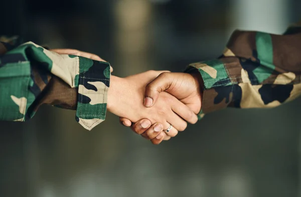 ミーティング またはパートナーシップのための握手 チームワーク または戦争 合意または団結 クローズアップ 兵士やチームの戦いのための握手 連帯や軍隊に感謝や感謝 — ストック写真