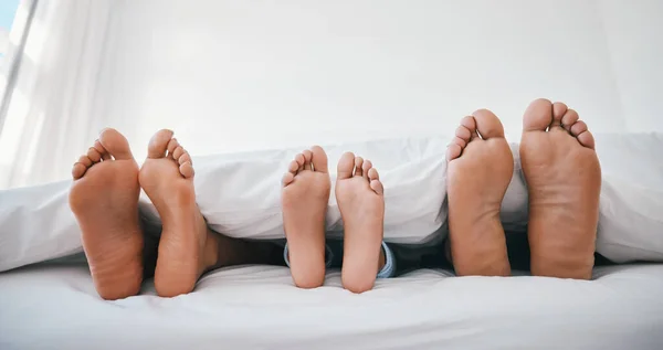 Spát Nohy Rodina Posteli Láskou Relaxovat Odpočívat Pohodlí Svém Domě — Stock fotografie
