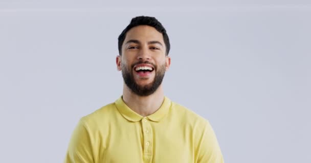 Happy Potret Dan Pria Studio Dengan Senyum Untuk Kebanggaan Kepercayaan — Stok Video