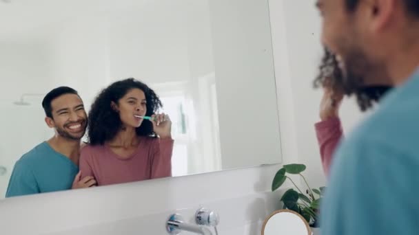 Stomatologia Odbicie Lustra Łazience Szczęśliwa Para Myjąca Zęby Łączą Się — Wideo stockowe