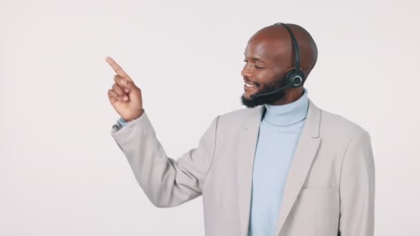 Czarny Człowiek Call Center Wskazując Kciukami Góry Reklamie Lub Listy — Wideo stockowe