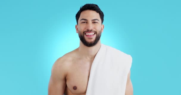Corpo Igiene Uomo Con Asciugamano Studio Isolato Sfondo Blu Cura — Video Stock