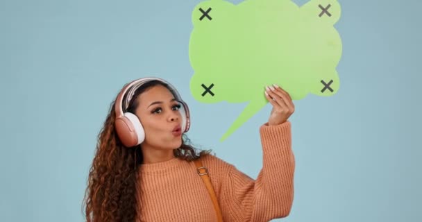 Gelembung Pidato Potret Dan Wanita Dengan Headphone Untuk Kejutan Musik — Stok Video