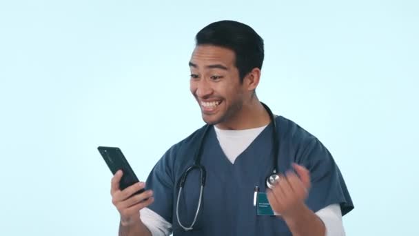 Heureux Homme Asiatique Téléphone Médecin Dans Les Bonnes Nouvelles Gagner — Video