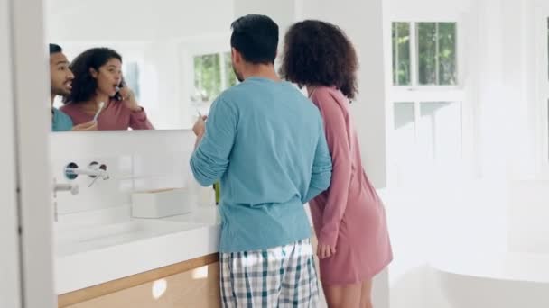 Banheiro Espelho Dente Escova Casal Com Dentes Branqueamento Pasta Dentes — Vídeo de Stock