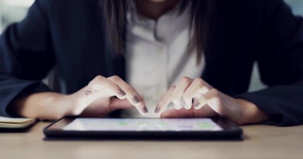 Tablet Mãos Close Empresária Escritório Fazendo Pesquisa Internet Para Projeto — Vídeo de Stock