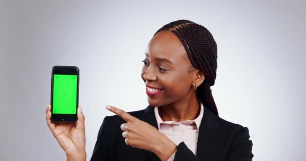 在社交媒体 新闻或评论灰色背景的工作室里 女性面部的绿色屏幕 电话和手指指 智能手机 模特造型 女模特肖像展示平台 报名或联系方式 — 图库视频影像