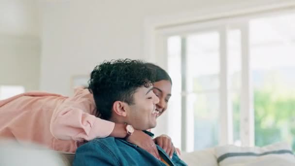Huis Knuffel Koppel Met Het Huwelijk Ontspannen Engagement Met Gesprek — Stockvideo