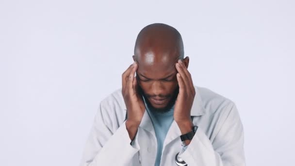 Dolor Cabeza Médico Estrés Del Hombre Estudio Con Agotamiento Dolor — Vídeos de Stock