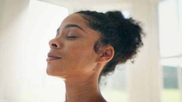 Rosto Ioga Meditação Com Uma Mulher Respirando Close Sua Casa — Vídeo de Stock