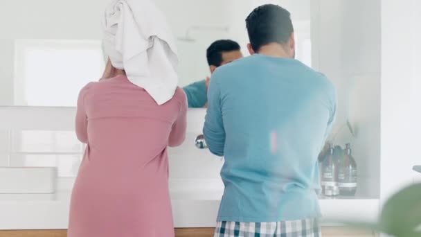 Rücken Haare Und Pflege Mit Einem Paar Badezimmer Zusammen Für — Stockvideo