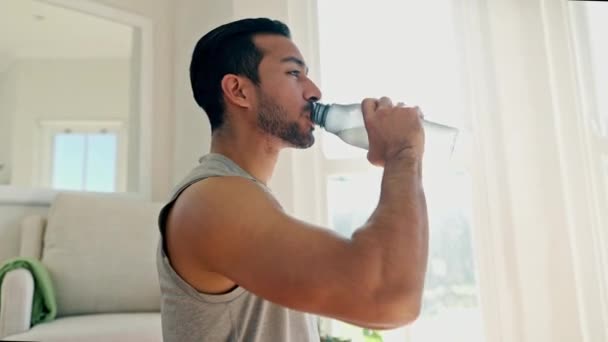 Fitness Drinkwater Man Huis Workout Training Voor Een Gezond Lichaam — Stockvideo