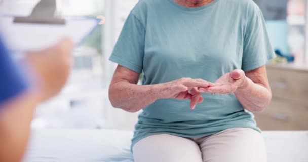 Fysiotherapie Examen Handen Senior Vrouw Met Gezondheidszorg Osteoporose Arts Voor — Stockvideo