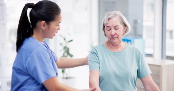 Fisioterapia Mancuerna Anciana Para Rehabilitación Recuperación Atención Médica Para Entrenamiento — Vídeos de Stock