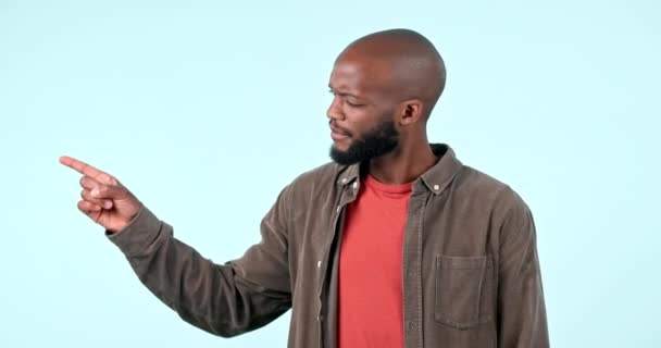 Σημαδεύοντας Αρνούμενος Πρόσωπο Μαύρου Στο Στούντιο Για Γνώμη Ανάδρασης Κακή — Αρχείο Βίντεο