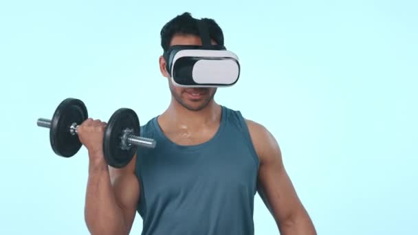锻炼和虚拟现实眼镜工作室背景哑铃 强或训练在多样化 网络健美者 3D用户体验及运动对肌肉发育的影响 — 图库视频影像