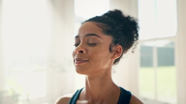 Tvář Jóga Meditace Pro Odpočinek Ženou Detailně Domě Pro Fitness — Stock video