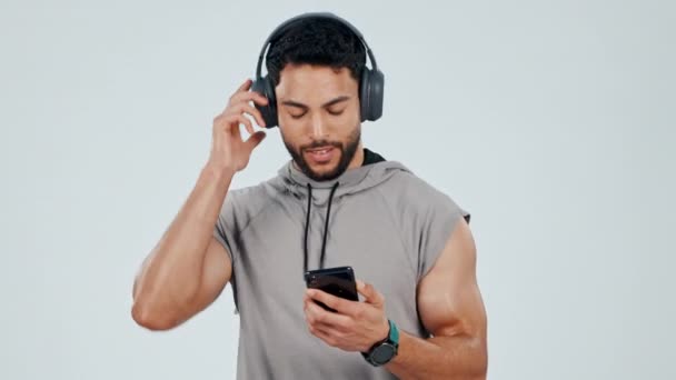 Homem Fones Ouvido Smartphone Com Música Para Fitness Dançando Estúdio — Vídeo de Stock