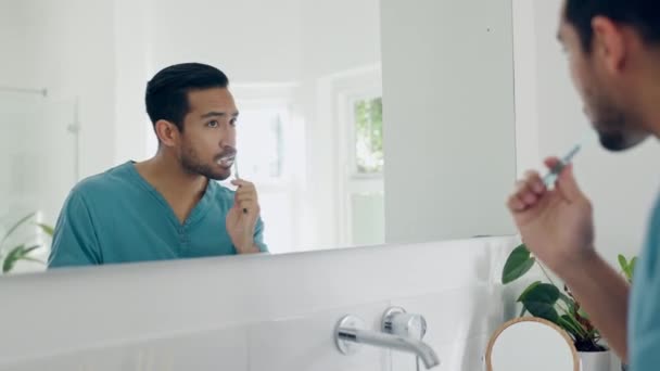 Zahn Badezimmerspiegel Und Mann Zähne Putzen Mit Zahnbürste Zahnpasta Und — Stockvideo