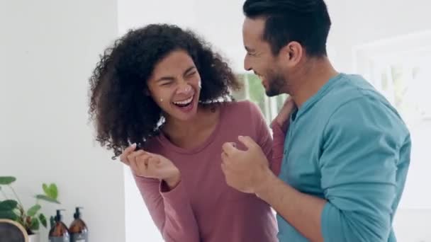 Kamar Mandi Pagi Dan Tertawa Pasangan Dengan Krim Produk Perawatan — Stok Video