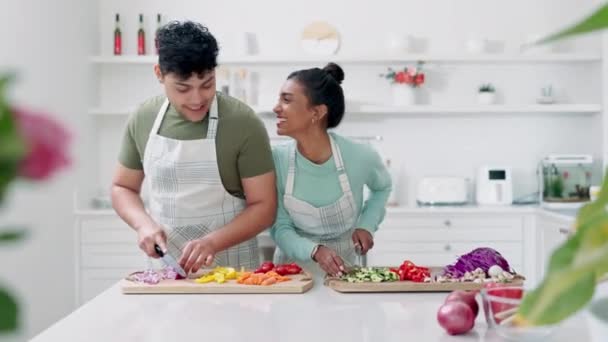 Yemek Pişirmek Çift Olmak Mutfakta Sevişmek Sebze Kesmek Evde Mutlu — Stok video