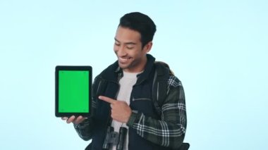 Mutlu Asyalı adam, yürüyüş, taklit ya da reklam için tablet ve yeşil ekran. Erkek portresi emoji gibi gülümseyerek, tamam ya da evet işareti ile teknoloji, uygulama ya da ekran.