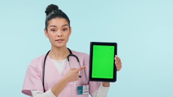 간호사 태블릿 클리닉 파란색 배경에 디지털 모크업 스튜디오를 — 비디오