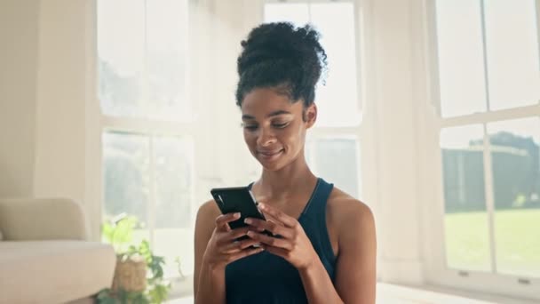 运动和女人用手机 放松和社交媒体连接 阳光和网络 用智能手机 手机用户或数字应用程序打字的快乐的人 窗口或女孩 — 图库视频影像