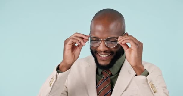 Czarny Mężczyzna Optyk Twarz Uśmiechem Okulary Wizja Niebieskim Tle Studio — Wideo stockowe