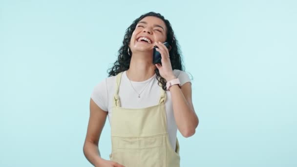 Жінка Сміх Телефонна Розмова Студії Обговорення Спілкування Мобільного Контакту Синьому — стокове відео