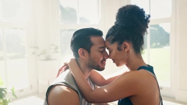 Acasă Frunte Cuplu Dragoste Exerciții Fizice Soare Respirație Wellness Căsătorie — Videoclip de stoc
