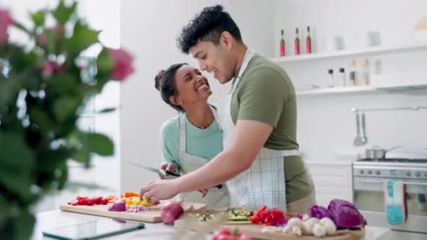 ハッピーカップルは 愛と絆を持って家で食べ物の味とランチ チョッピングボード 空腹の人々 キッチンで食事 レシピの食材のための切断 — ストック動画