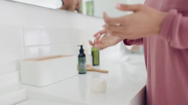 Hænder Fløde Skønhed Person Badeværelse Morgen Rutine Med Fugtighedscreme Hudpleje – Stock-video