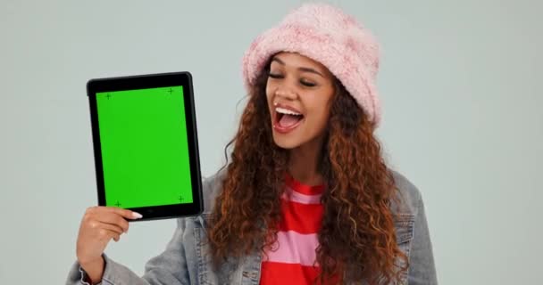 Zielony Ekran Tablet Kobieta Wskazujące Przegląd Aplikacji Mobilnej Gestem Ręki — Wideo stockowe
