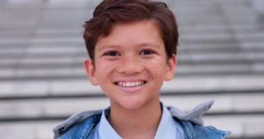Yüzü, portresi ve gülümsemesi olan bir çocuk Kaliforniya 'da mutluluk, özgürlük ve yaşam tarzı için. Gençlik, yaz ve San Francisco 'da pozitif ve sakin bir gençlik..