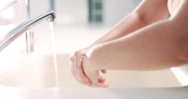 Primer Plano Persona Manos Limpias Con Higiene Agua Baño Con — Vídeos de Stock