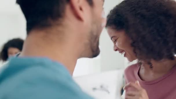Kamar Mandi Cermin Dan Tertawa Pasangan Dengan Krim Cahaya Skincare — Stok Video