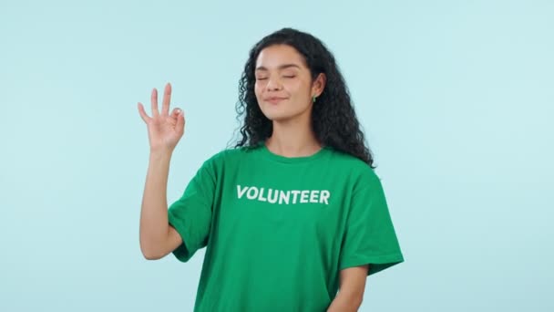 Rostro Mujer Voluntario Con Signo Perfecto Apoyo Fondo Estudio Azul — Vídeos de Stock