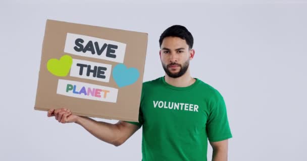 气候变化 海报和全球暖化面对人类在工作室抗议 环境和污染问题 地球日和志愿者与白色背景的人的肖像 — 图库视频影像