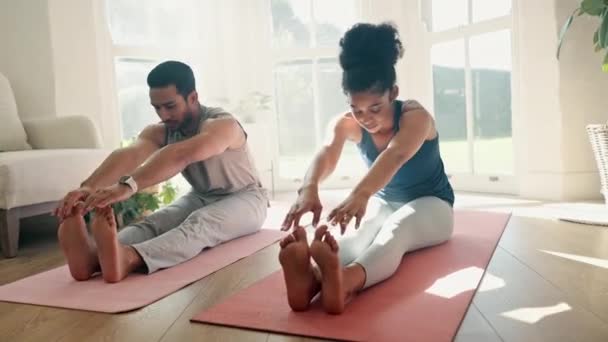 Paar Yoga Stretching Voor Thuisfitness Lichaamsbeweging Holistische Training Vloer Van — Stockvideo