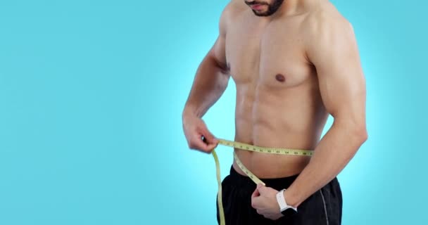 Shirtless Lichaam Een Man Meten Taille Studio Voor Gewichtsverlies Dieet — Stockvideo