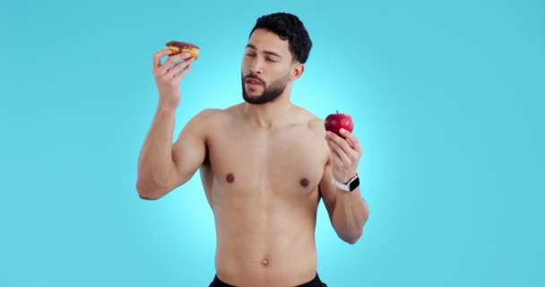 Питание Мужчина Рубашки Яблоком Пончиком Выбора Здравоохранения Вариант Студии Синем — стоковое видео
