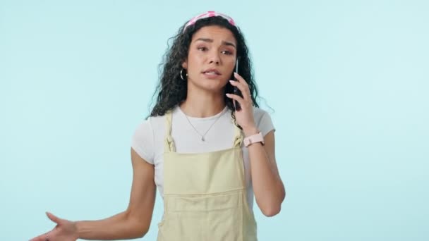 Telefoongesprek Boze Vrouw Zwendel Met Gesprek Probleem Een Studio Blauwe — Stockvideo