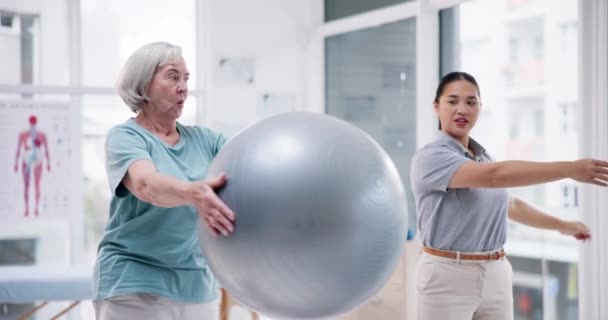 Senior Péče Fyzioterapeut Ženy Tělocvičnou Míč Pro Rehabilitaci Svaly Podporu — Stock video