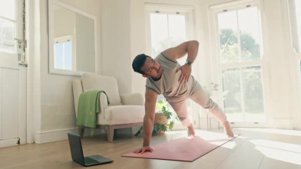 瑜伽和伸展在笔记本电脑上的家庭训练 健身和整体或健康 虚拟班级或视频流 三角形姿势的人在计算机上做普拉提锻炼 运动或保持平衡 — 图库视频影像