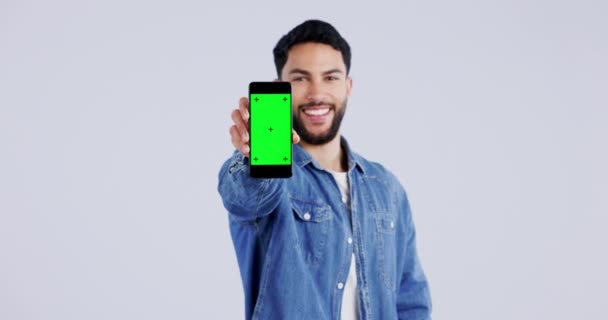 快乐的男人 脸或绿色屏幕嘲笑手机在线品牌或社交媒体广告 工作室中指向移动应用程序彩色密钥标识空间的人的白色背景 微笑或肖像 — 图库视频影像